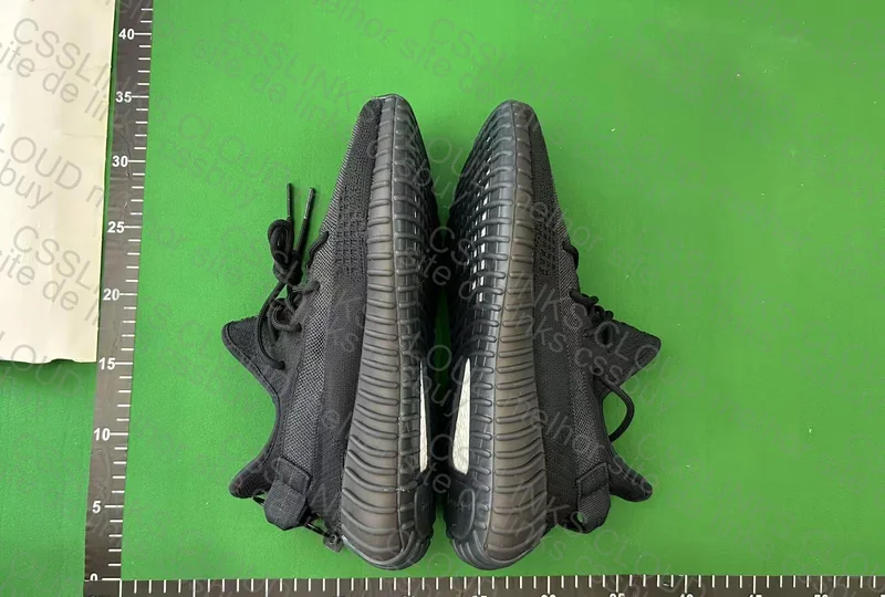 Yeezy 350 v2 Onyx