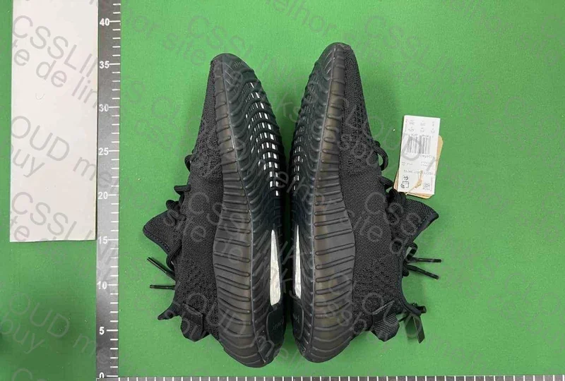 Yeezy 350 v2 Onyx LW 2