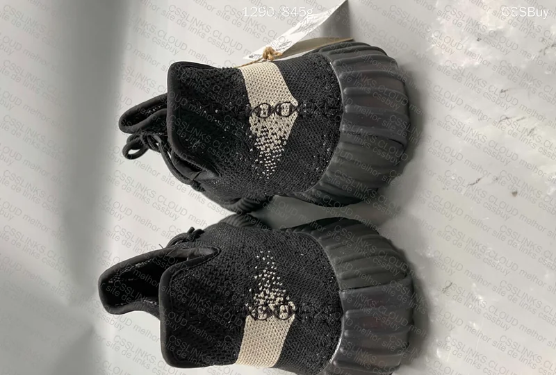Yeezy 350 v2 OREO 2