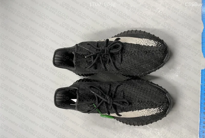 Yeezy 350 v2 Oreo 3