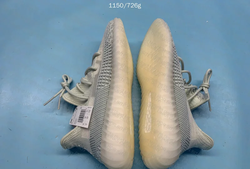 Yeezy 350 v2 [Small OG] - Cloud White 3