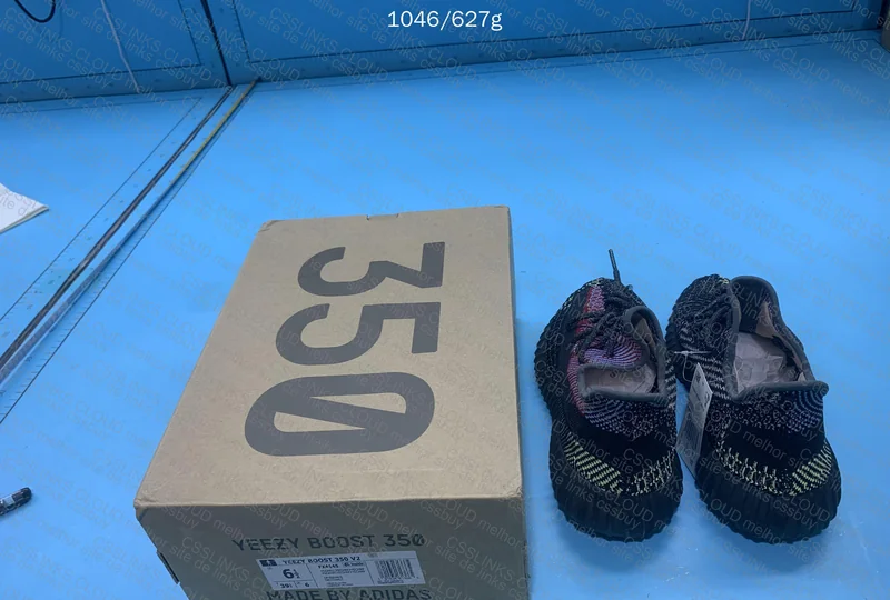 Yeezy 350 V2 Yecheil (Blind Box)