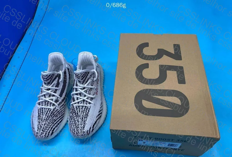 Yeezy 350 v2 Zebra