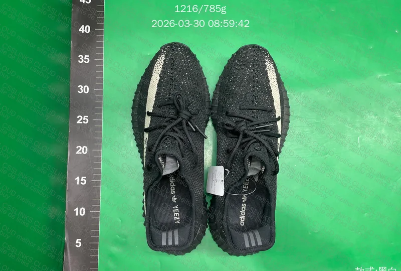 Yeezy 350v2 Oreo 4