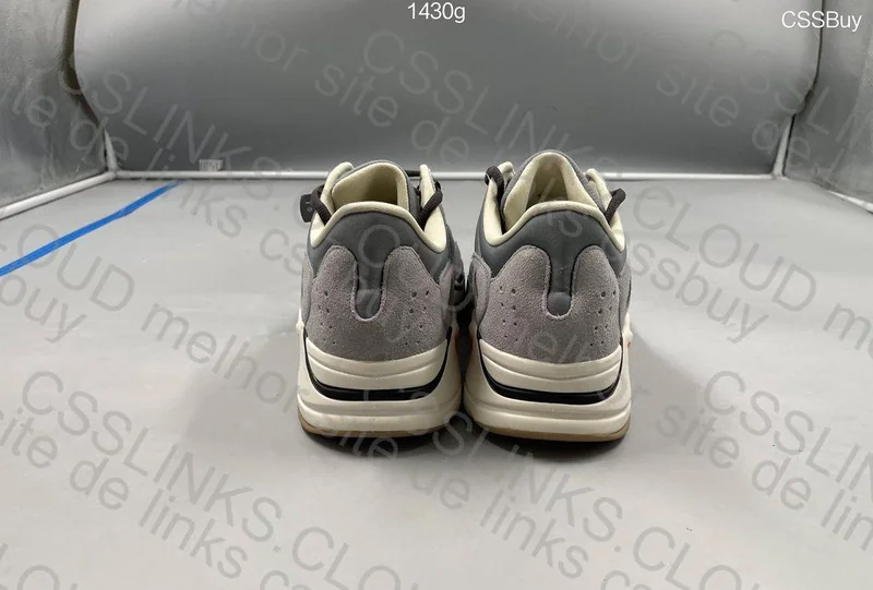 Yeezy 700 Magnet