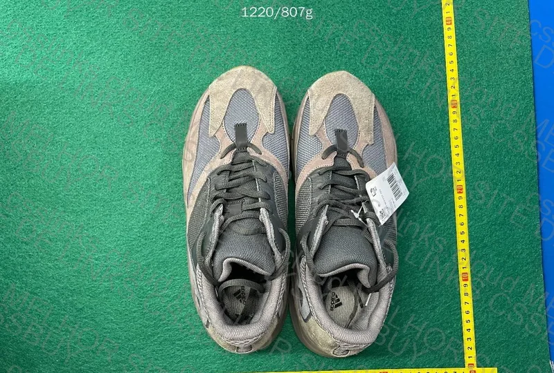 Yeezy 700 Mauve