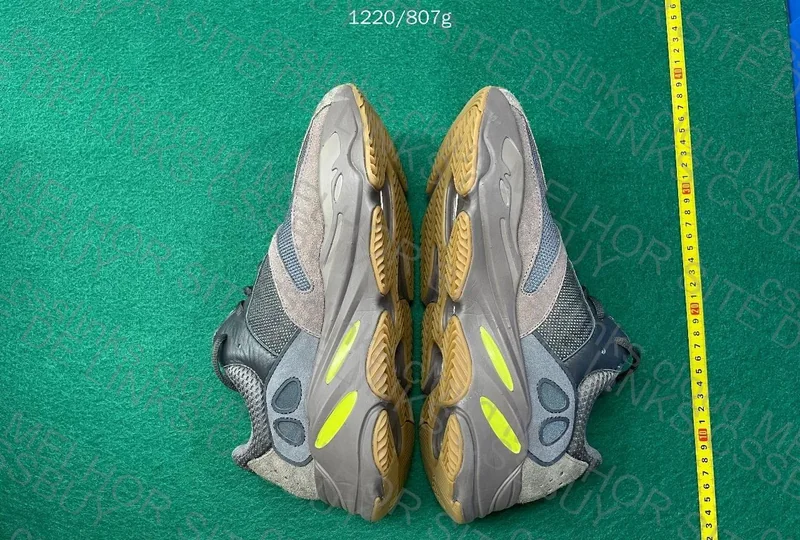 Yeezy 700 Mauve 2
