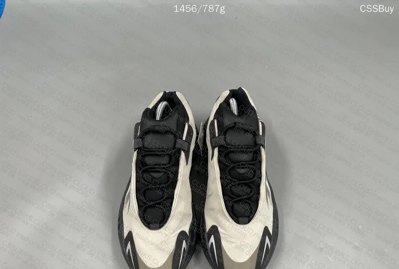 Yeezy 700 MNVN Bone GL?