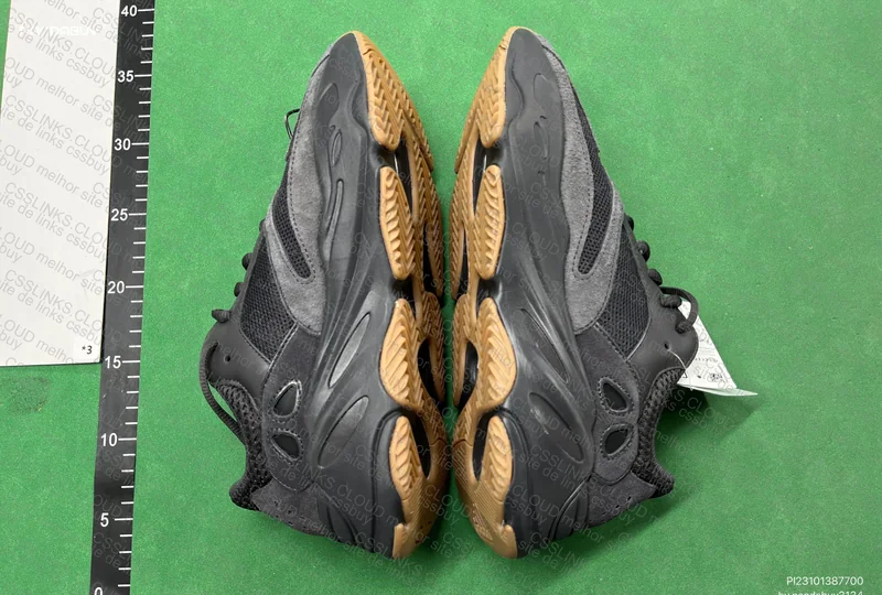 Yeezy 700 V1 Black Utility (Defect) 2