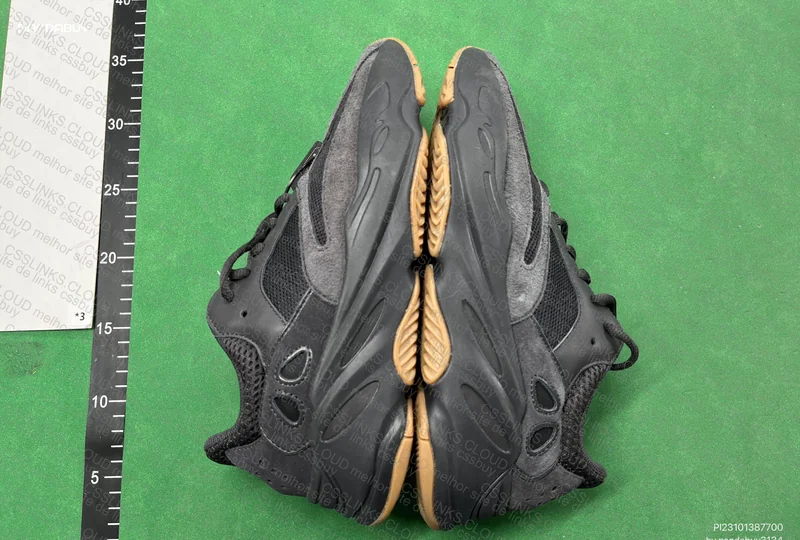 Yeezy 700 V1 Black Utility (Defect) 3
