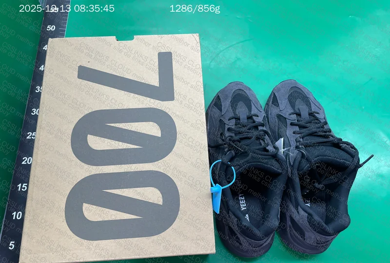 YEEZY 700 V2