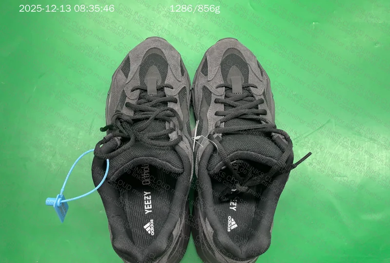 YEEZY 700 V2 3