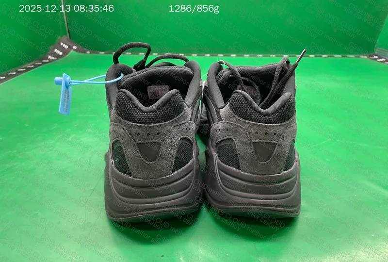 YEEZY 700 V2 4