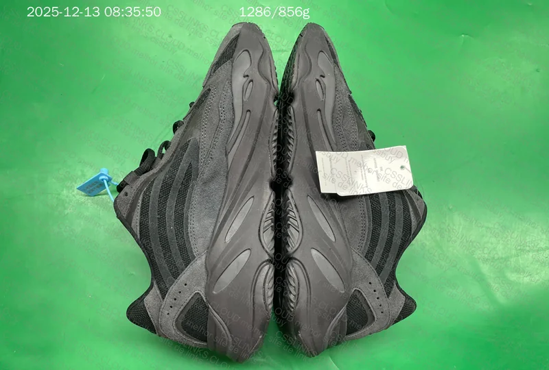 YEEZY 700 V2 8