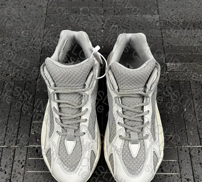 Yeezy 700 v2 GL???? 3