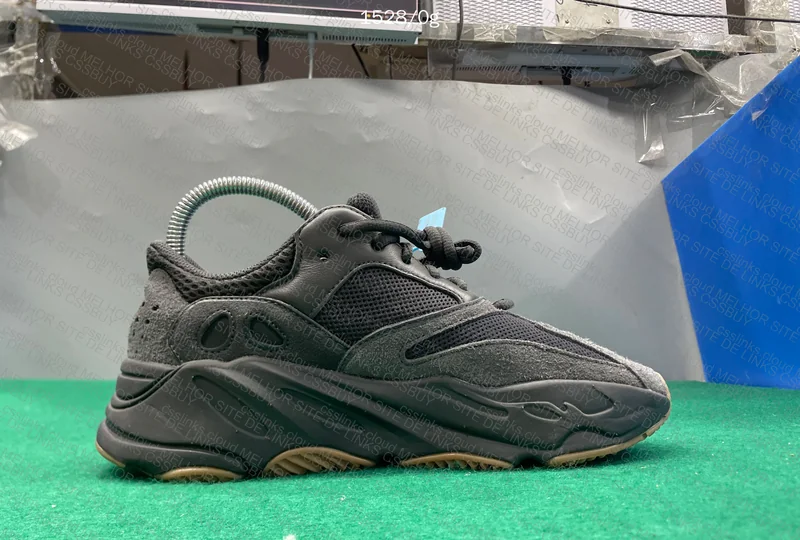 Yeezy 700 v2. GL? 3