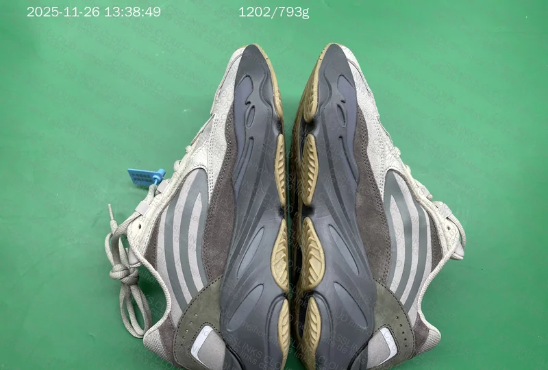 yeezy 700 v2 GL? 6