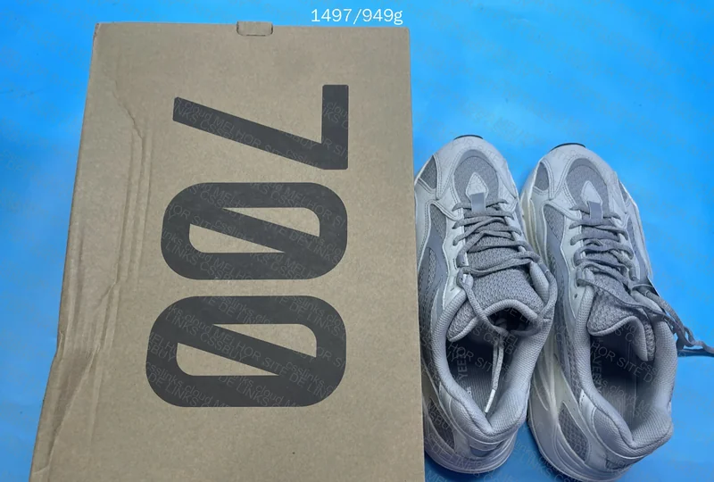 Yeezy 700 v2 OG (sale)