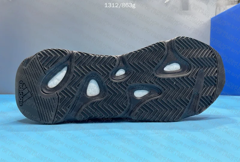 YEEZY 700 V2 VANTA 4