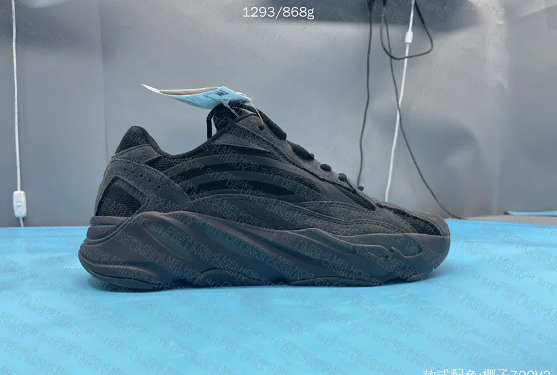 Yeezy 700 v2 Vanta