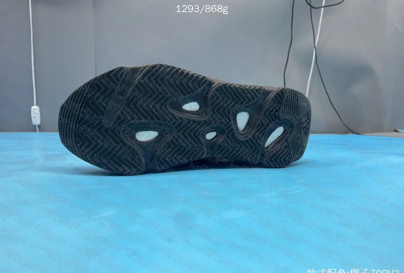 Yeezy 700 v2 Vanta 10