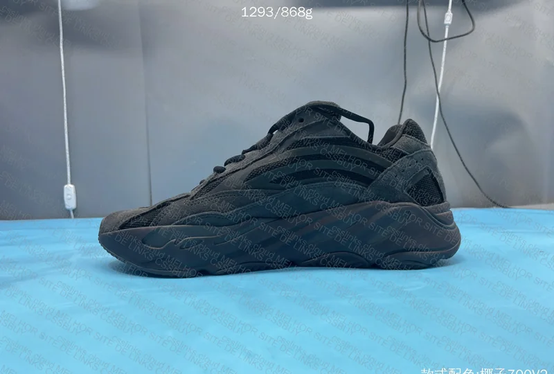 Yeezy 700 v2 Vanta 3