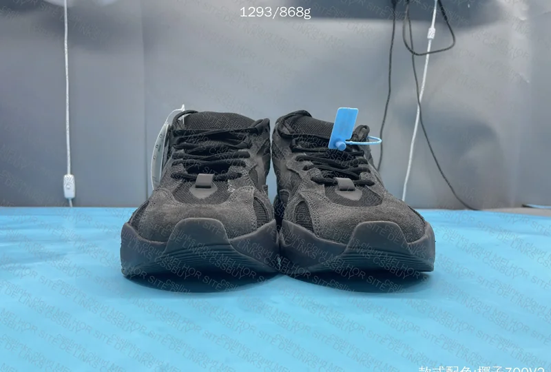 Yeezy 700 v2 Vanta 4