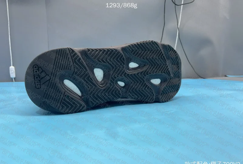 Yeezy 700 v2 Vanta 6
