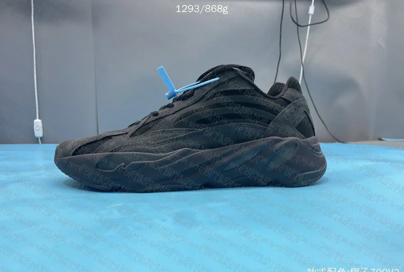 Yeezy 700 v2 Vanta 9