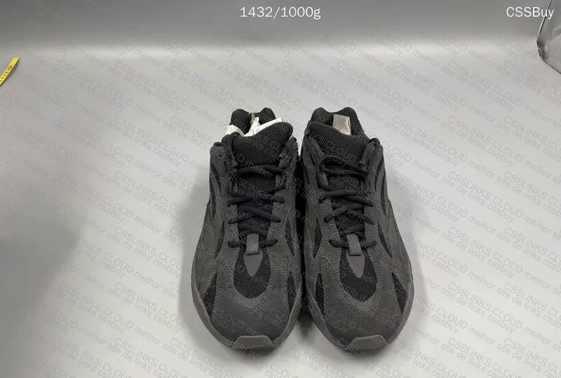 Yeezy 700 v2 Vanta Gigante