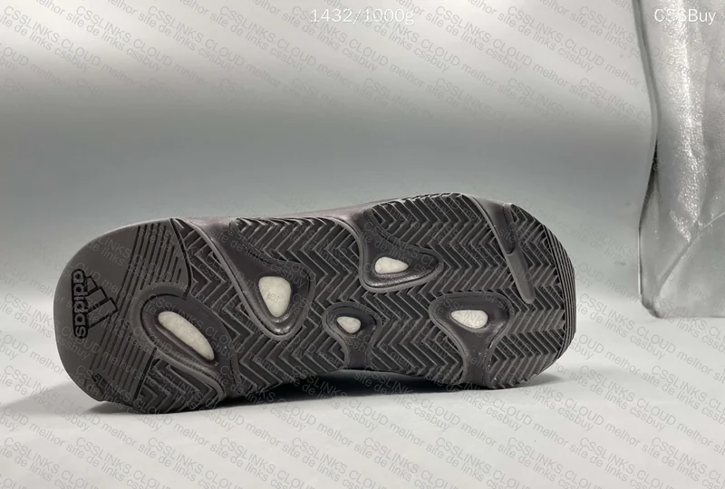 Yeezy 700 v2 Vanta Gigante 6