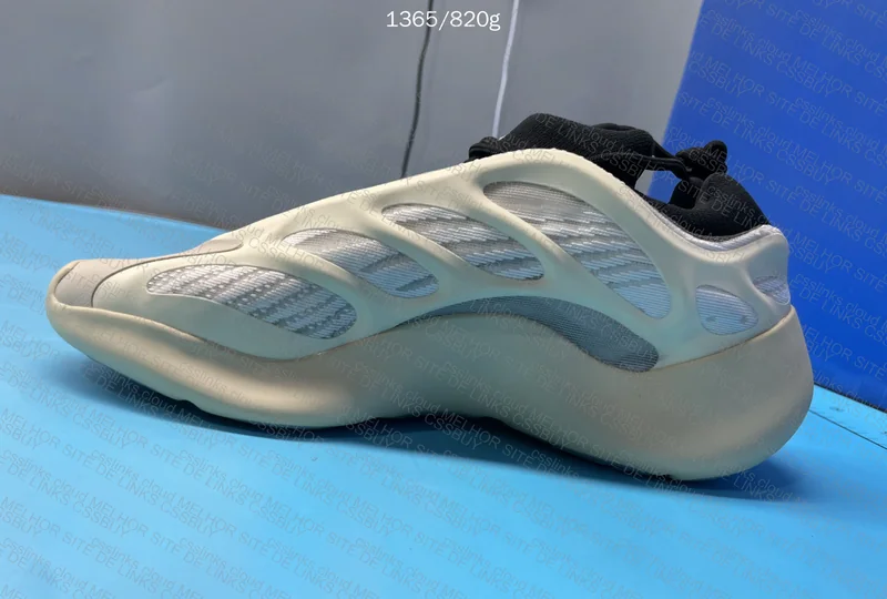 yeezy 700 V3 6