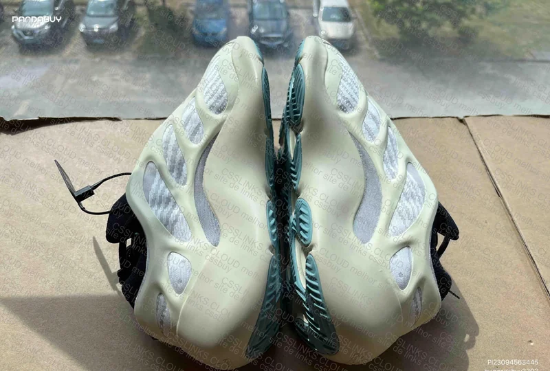 yeezy 700 v3 azael (fotos luz natural) 3