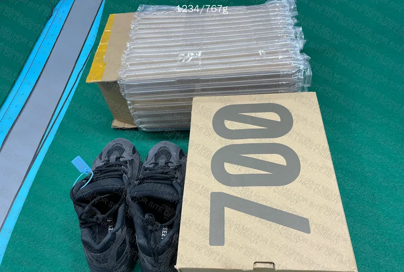 yeezy 700 Vanta 2