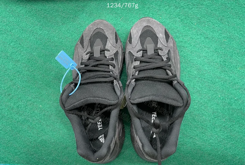 yeezy 700 Vanta 4