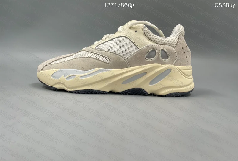 YEEZY 700v1 "Analog" 3