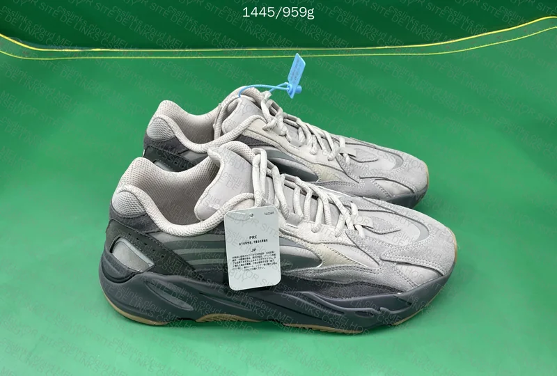 Yeezy 700v2