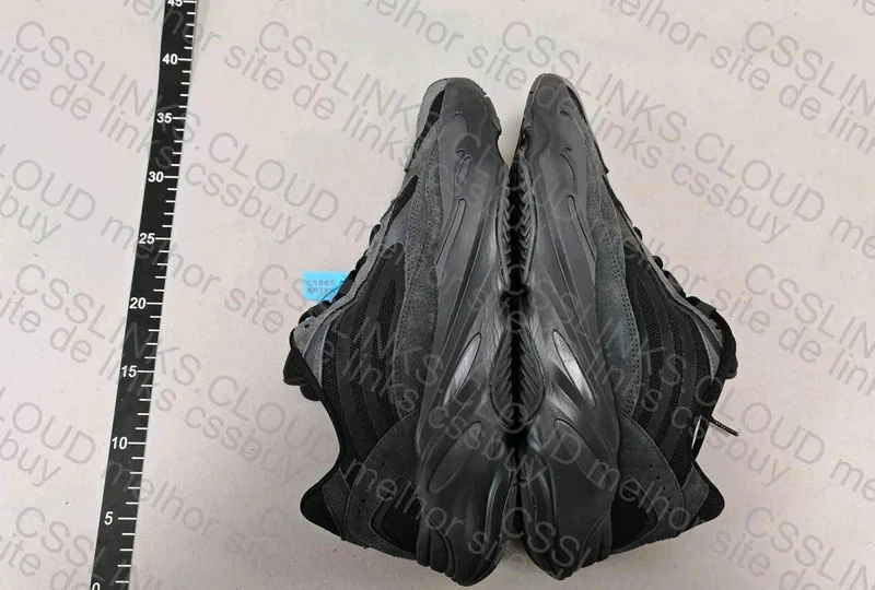 Yeezy 700v2 VANTA 4