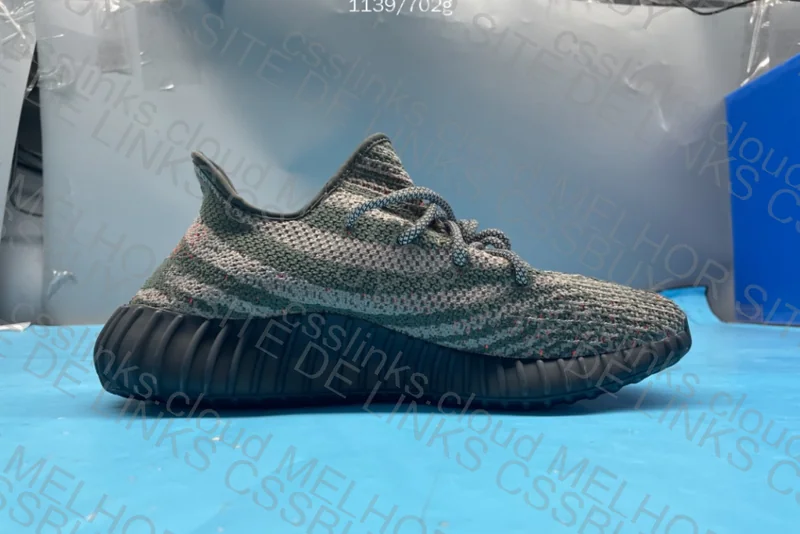 yeezy beluga carbon 4
