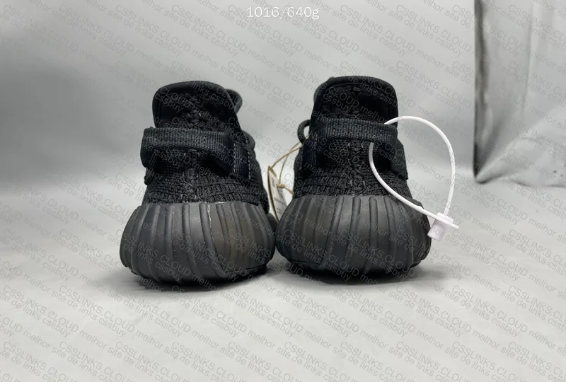 Yeezy Boost 350 v2 "Onyx" 3