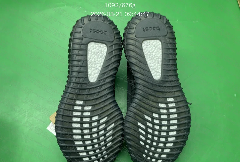 YEEZY BOOST 350 V2 ''ONYX'' 7