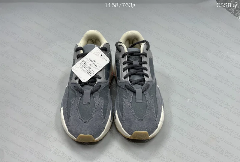 YEEZY Boost 700 MAGNET 10