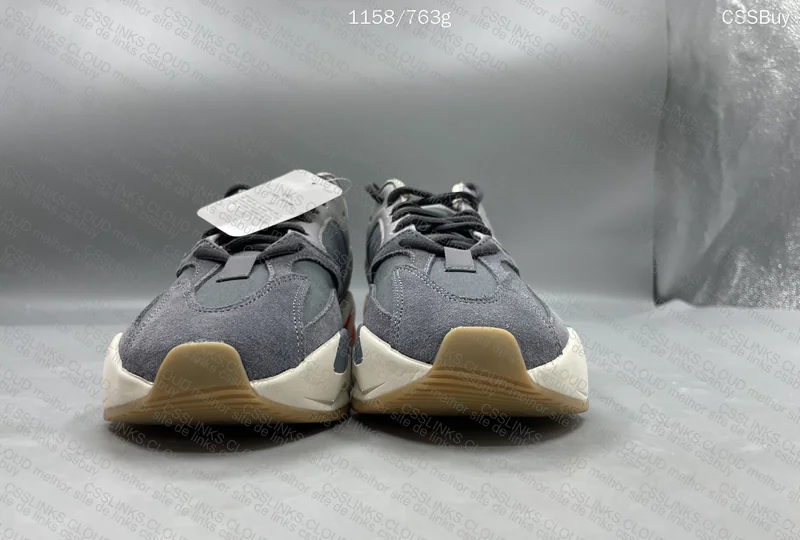 YEEZY Boost 700 MAGNET 4