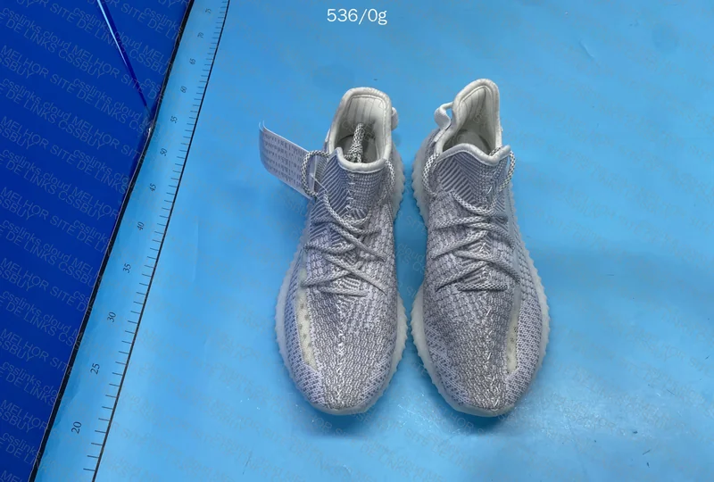 yeezy estranho