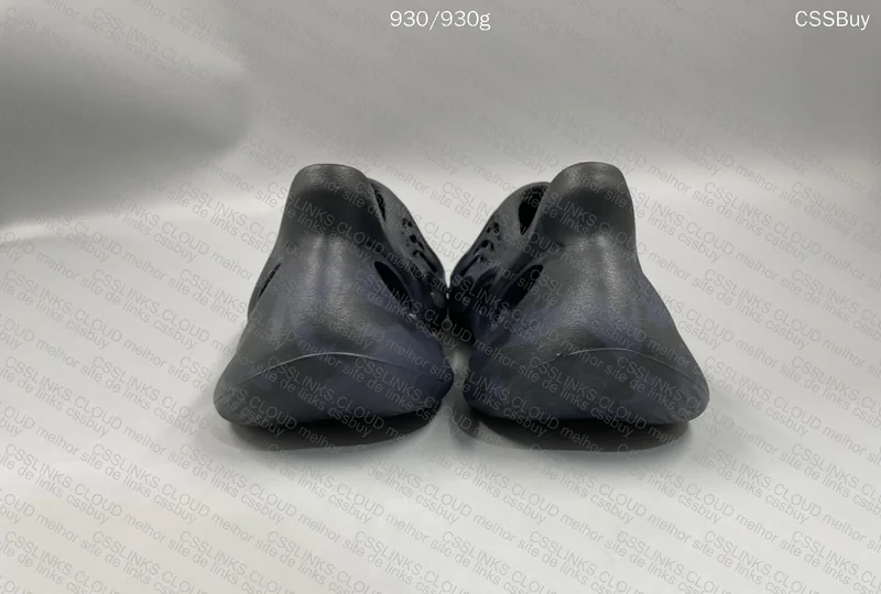 Yeezy Foam RNNR 4