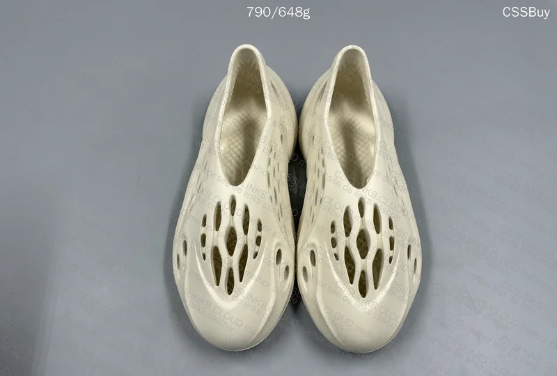 Yeezy FOAM RNNR "Sand" (Yeezy CROCS) 10