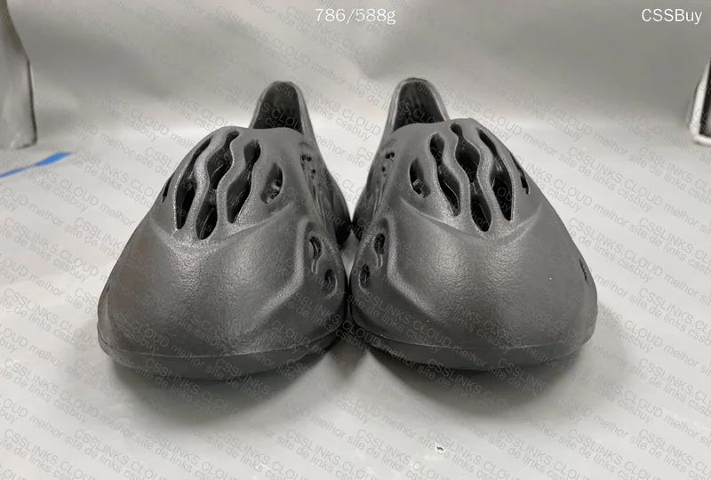 Yeezy Foam Runner Onyx 3