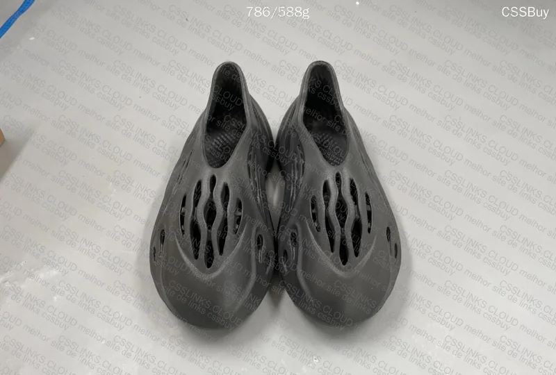Yeezy Foam Runner Onyx 4