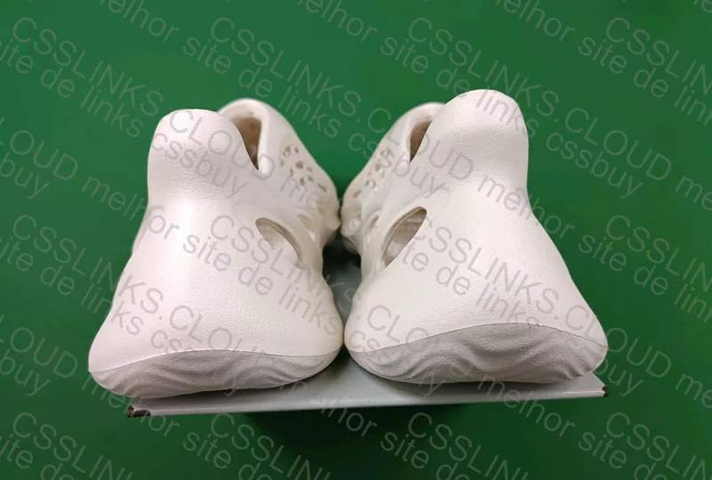Yeezy Foam Runner Sand