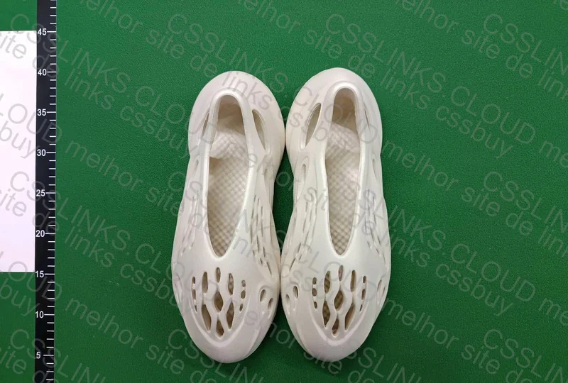 Yeezy Foam Runner Sand 4